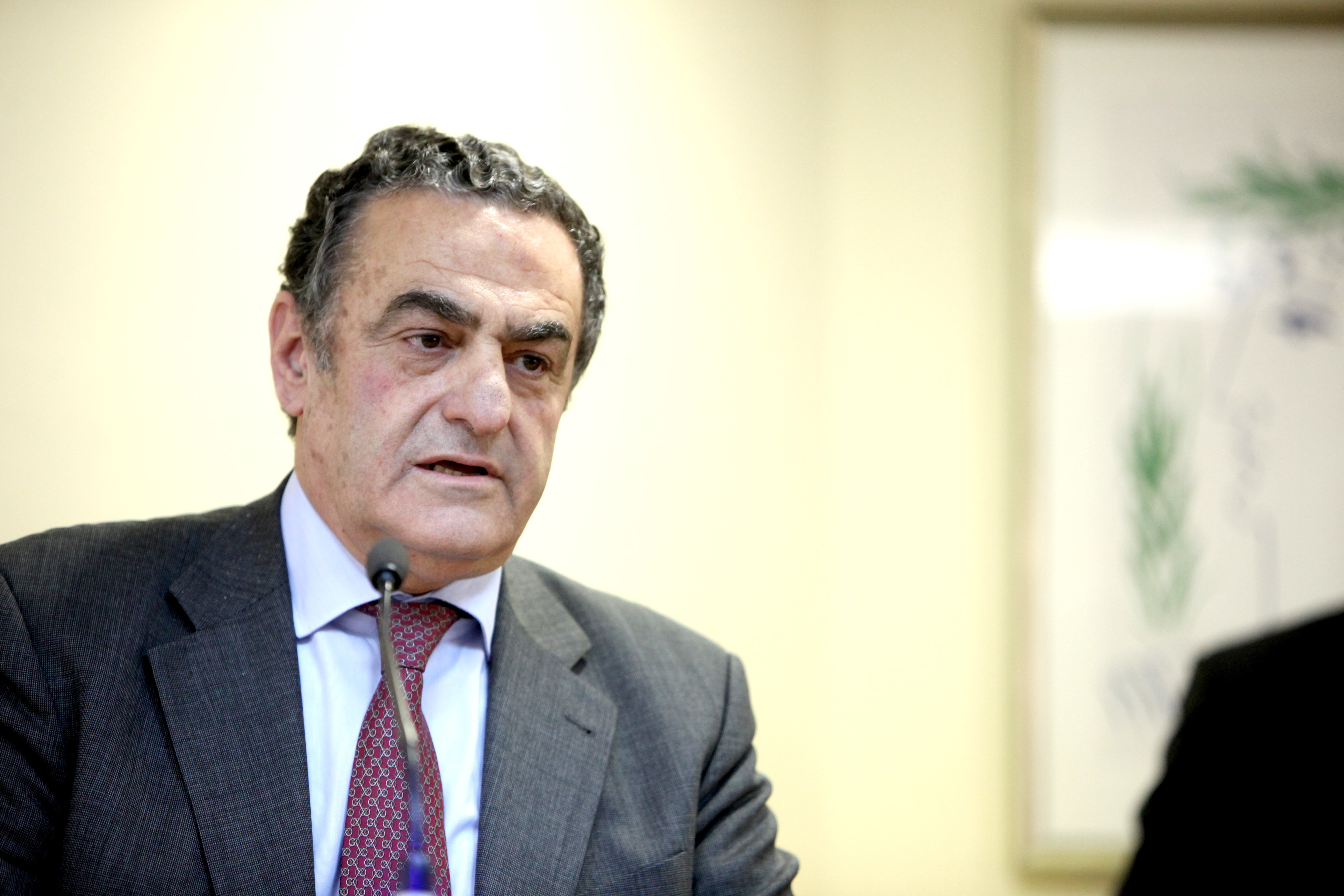 Αθανασίου: Θα επανεξεταστούν οι άδειες