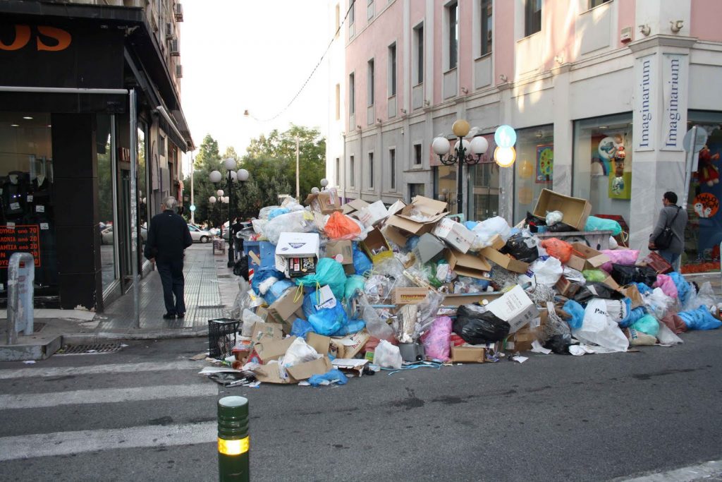 Έως τη Δευτέρα τα σκουπίδια στους δρόμους