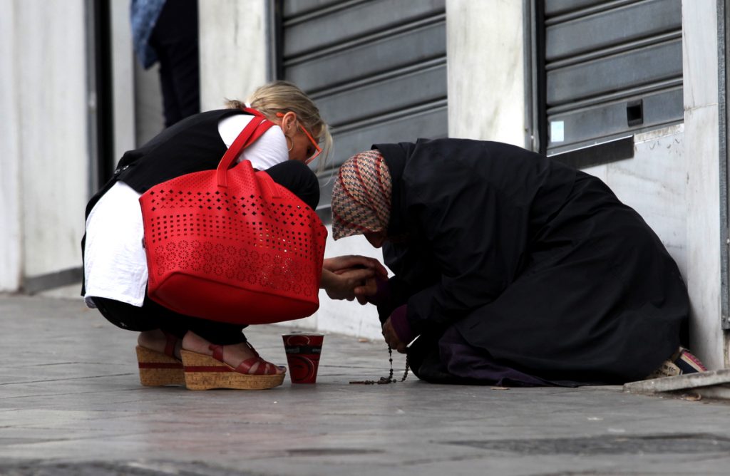 Η γυναίκα με την κόκκινη τσάντα και η υπέροχη πράξη της