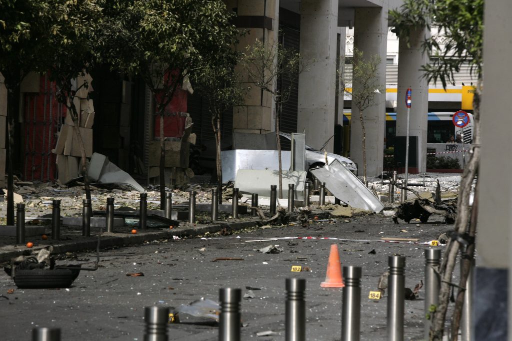 Σύμπραξη Μαζιώτη – Ξηρού πίσω από την τρομοκρατική επίθεση στην Αθήνα – Στο… Θεό εκτοξεύτηκαν η μπαταρία και το καπό του παγιδευμένου αυτοκινήτου