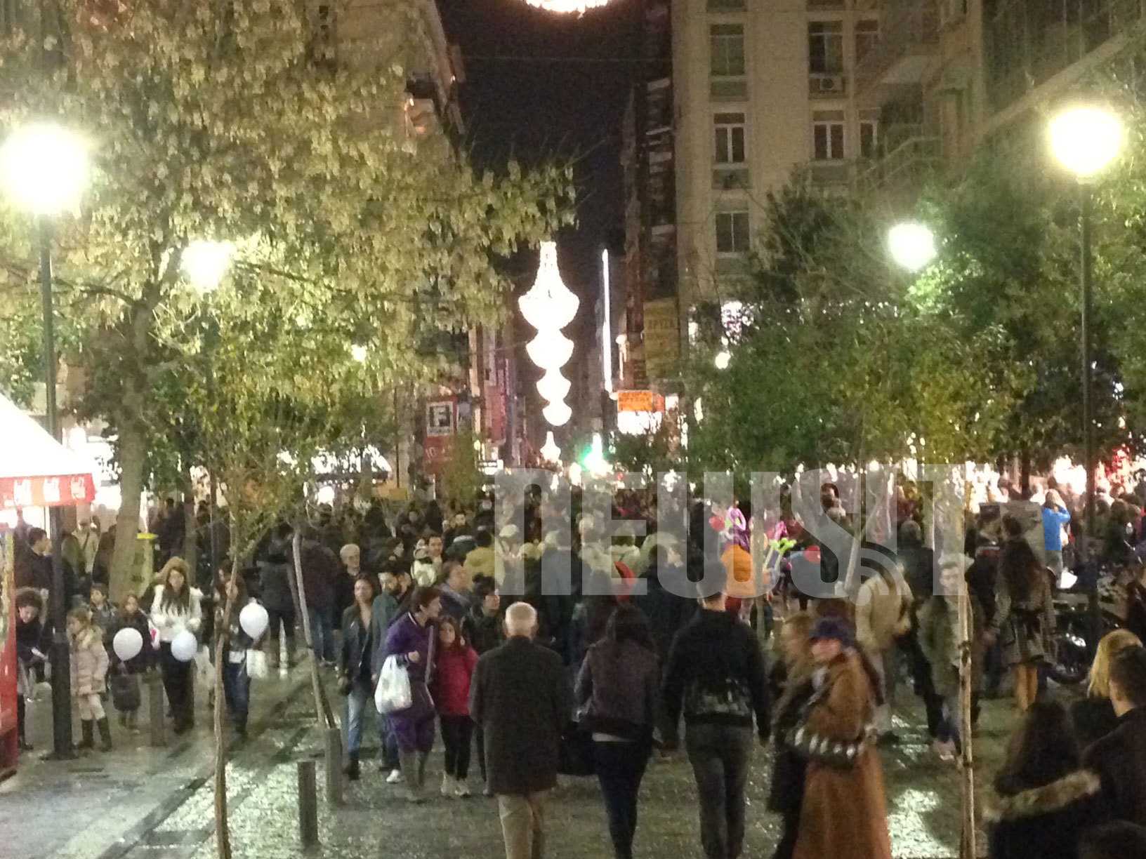 Η λευκή νύχτα «βούλιαξε» την Αθήνα! Χιλιάδες κόσμου στο κέντρο με γιορτινή διάθεση – «Κερδισμένοι» όσοι έκαναν προσφορές