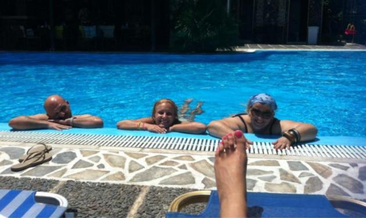 Α. Οικονομάκου – Ν. Μουτσινάς: Παιχνίδια και βουτιές σε πισίνα στη Σαντορίνη!