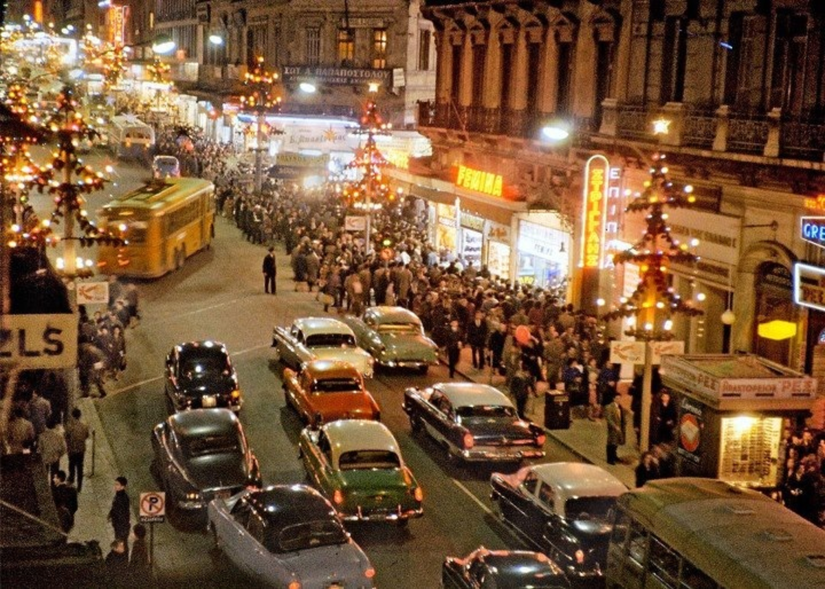 Μια Αθήνα ανθρώπινη και Χριστουγεννιάτικη – Η φωτογραφία της πρωτεύουσας την δεκαετία του ’60 που έχει ξετρελάνει τους πάντες!