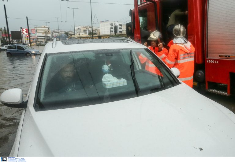 Καρέ – καρέ ο απεγκλωβισμός οδηγών στην Πειραιώς [pics]