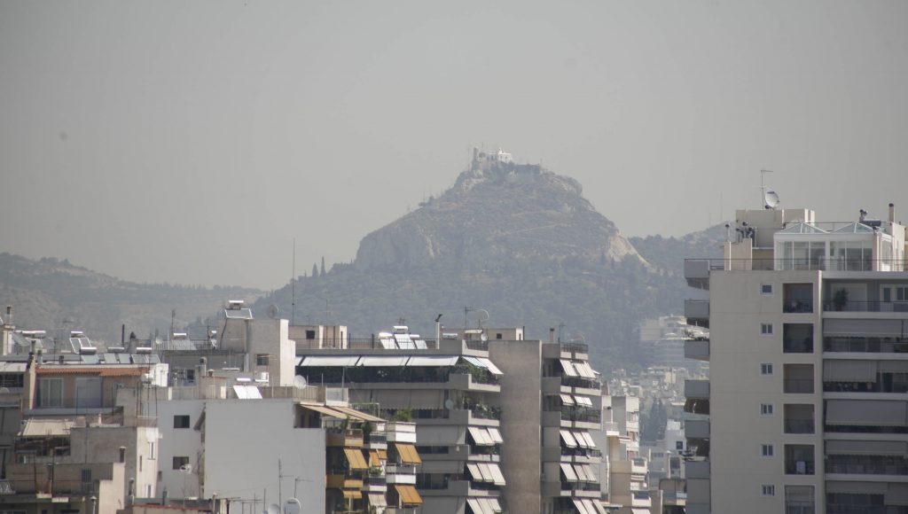 “Καύσωνας” ξανά, στους 32 σήμερα η θερμοκρασία – Αποπνικτική η ατμόσφαιρα από τη σκόνη