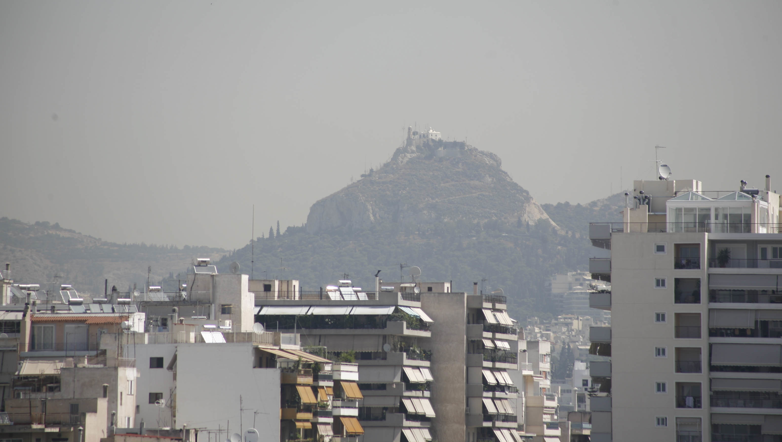 “Καύσωνας” ξανά, στους 32 σήμερα η θερμοκρασία – Αποπνικτική η ατμόσφαιρα από τη σκόνη