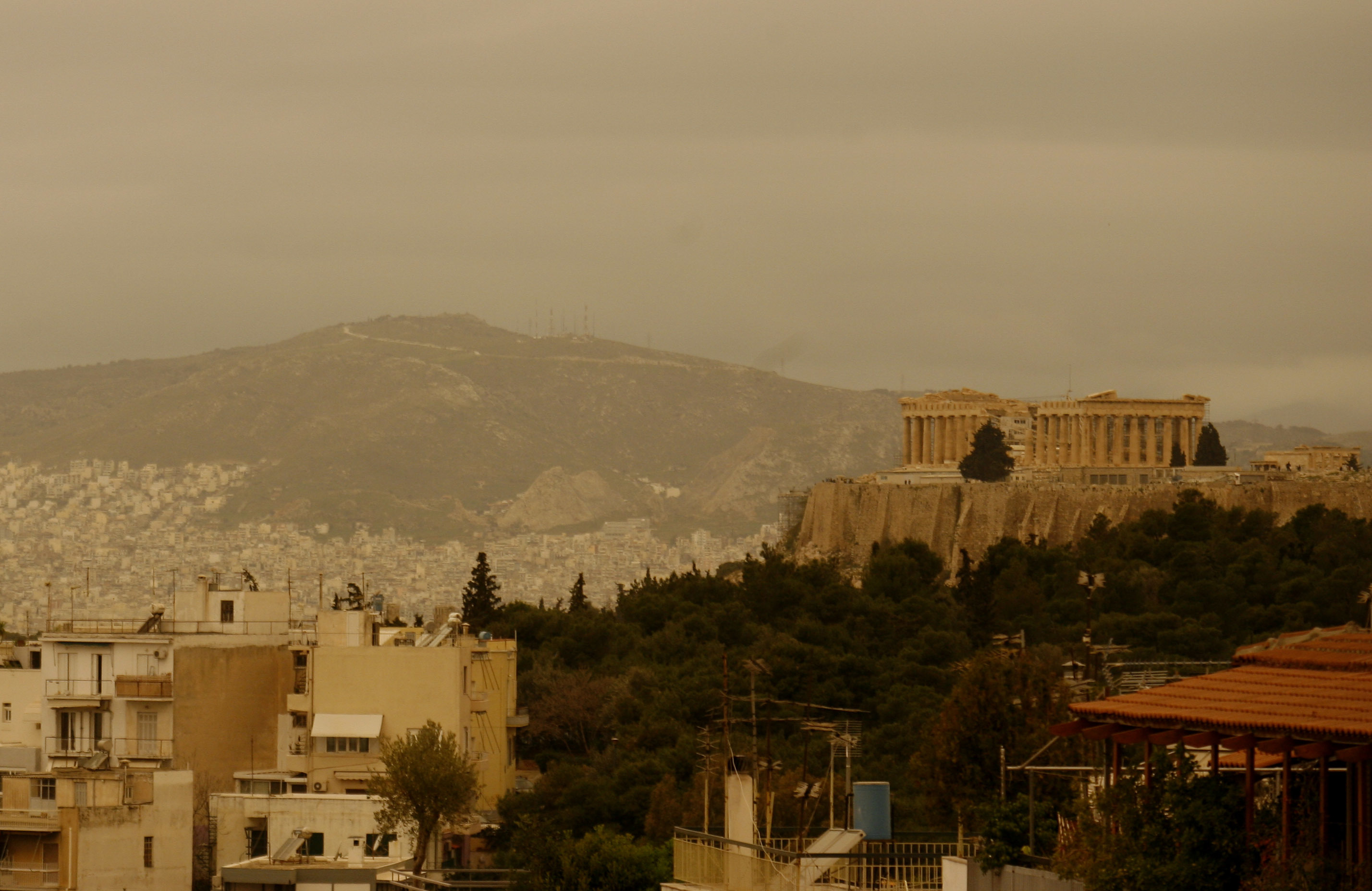Με ζέστη και… σκόνη από την Αφρική ξεκινά η εβδομάδα – Αναλυτική πρόγνωση του καιρού