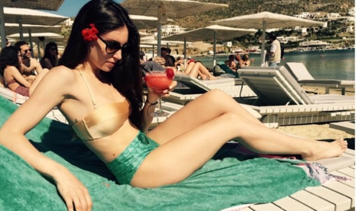 Με λουλούδια στα μαλλιά πήγε στην παραλία η Οικονομάκου! Βίντεο