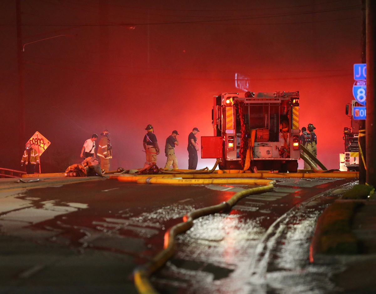 Απίστευτες εικόνες! Κατέρρευσε αυτοκινητόδρομος εξαιτίας πυρκαγιάς [pics, vids]