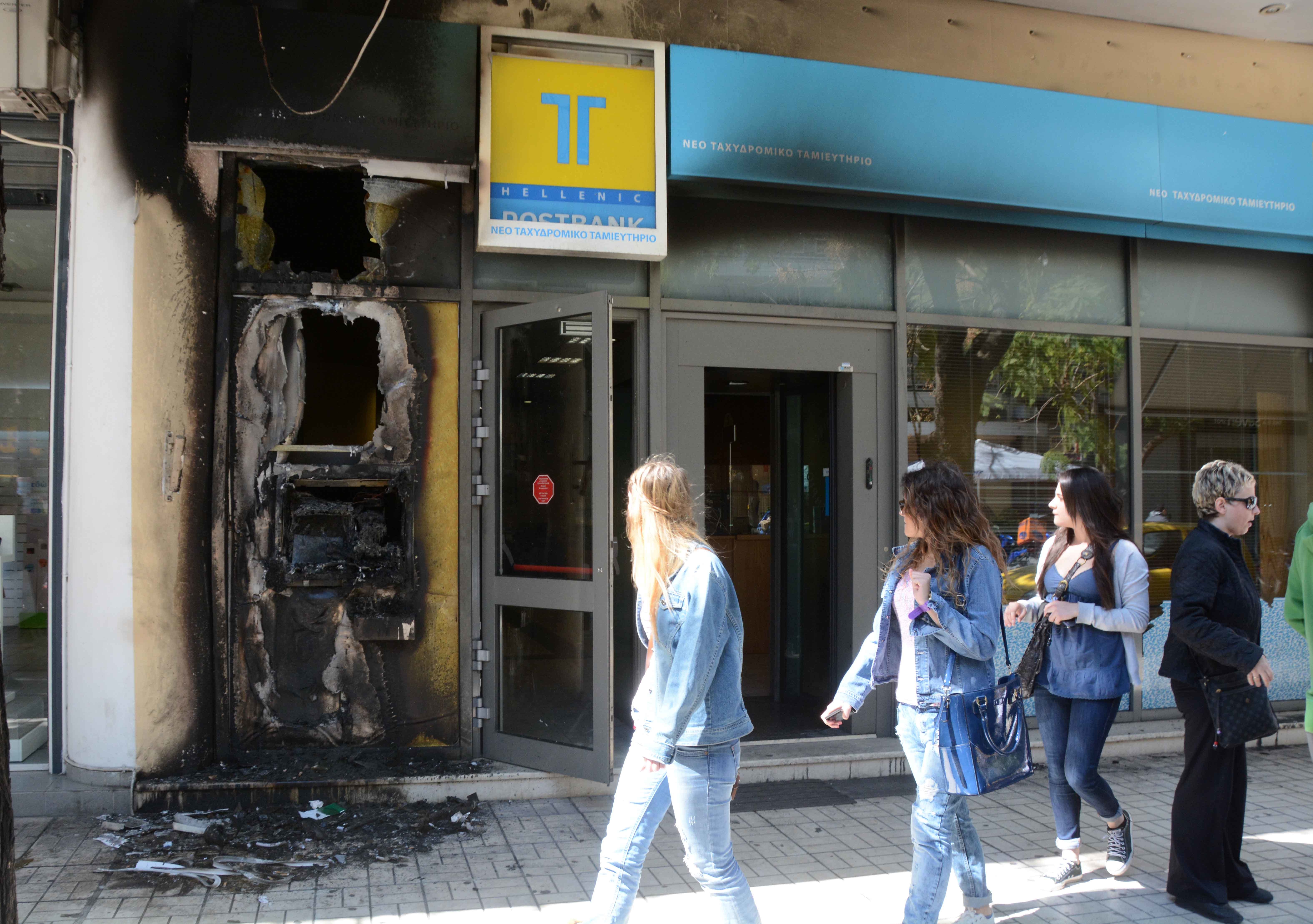Ξάνθη: Πυρπόλησαν ΑΤΜ στο κέντρο της πόλης