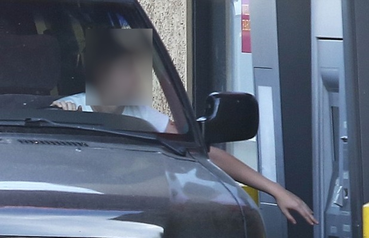 Δείτε ποια έβγαλε χρήματα από το ΑΤΜ χωρίς να βγει από το μεγάλου κυβισμού αυτοκίνητό της!