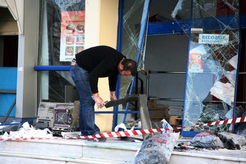 Πάτρα: Ξήλωσαν το ΑΤΜ και έφυγαν σαν κύριοι!