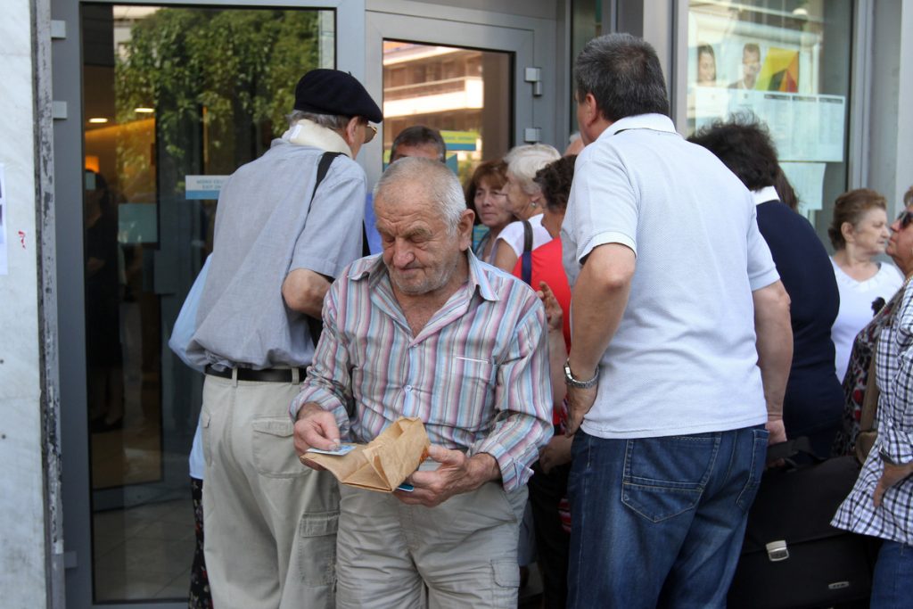 Συντάξεις: Μειώσεις σοκ από σήμερα σε επικουρικές, οικογενειακά και αναπηρικά επιδόματα!