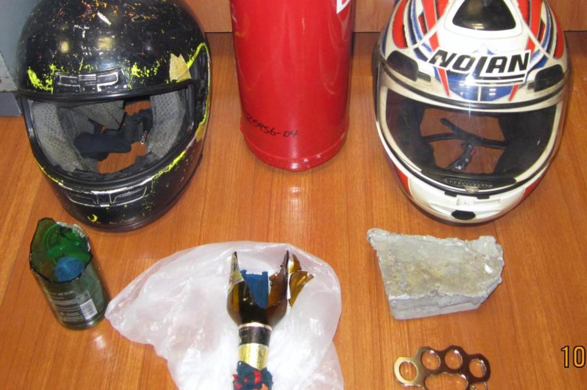 Τα... πολεμοφόδια των οπαδών Πηγή φωτο ΕΛ.ΑΣ.