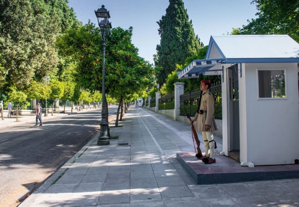 Απίστευτη δήλωση: «Έχουν κλείσει την Ηρώδου Αττικού και δεν μπορούμε να δούμε τις ωραίες φούστες τις πλισέ που φοράνε οι τρίμετροι φρουροί»!