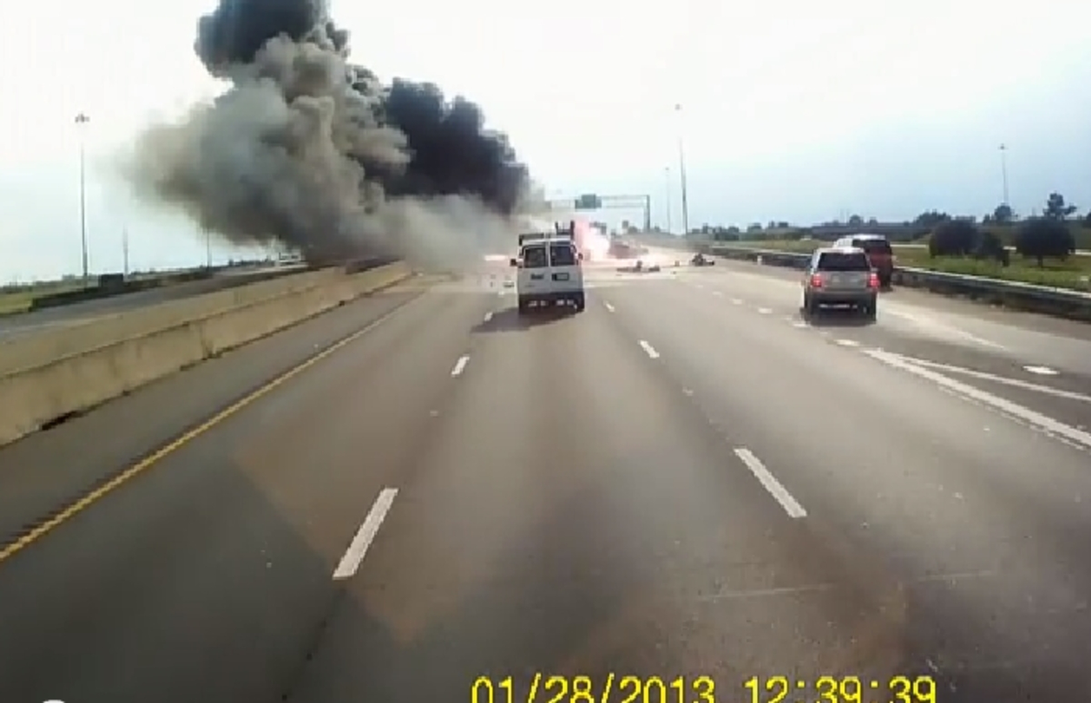 Οδηγός φορτηγού έσωσε οικογένεια μέσα από φλεγόμενο αυτοκίνητο (βίντεο)