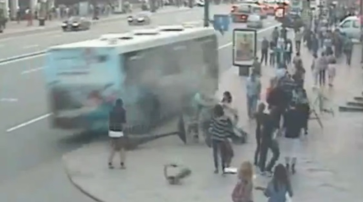 Απίστευτο ατύχημα! Λεωφορείο παρέσυρε περαστικούς στο πεζοδρόμιο! (video)