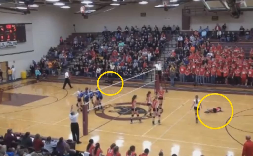 Απίστευτο ατύχημα σε παιχνίδι βόλει! Με ένα χτύπημα τους πέτυχε στο κεφάλι και τους έριξε κάτω!