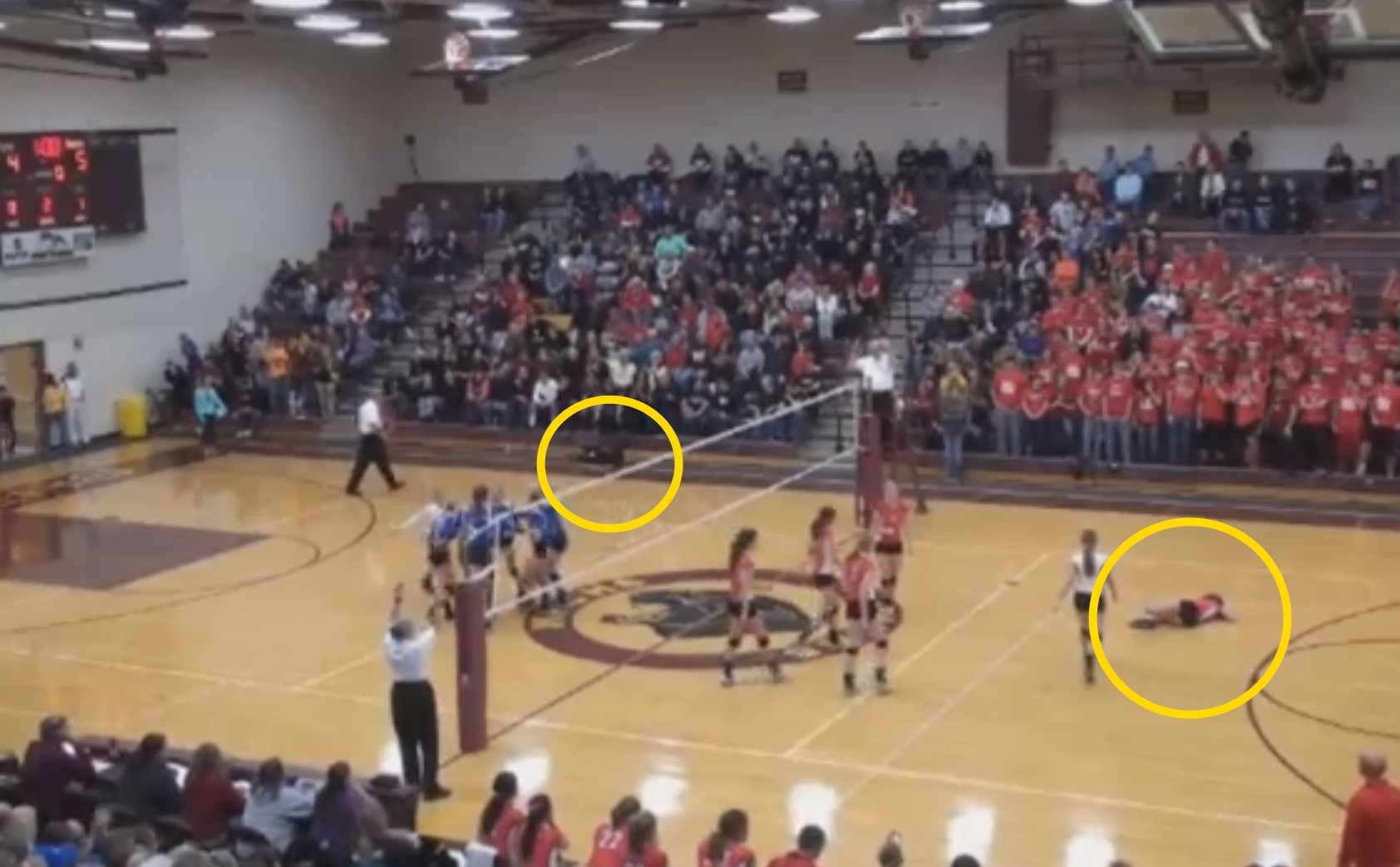 Απίστευτο ατύχημα σε παιχνίδι βόλει! Με ένα χτύπημα τους πέτυχε στο κεφάλι και τους έριξε κάτω!