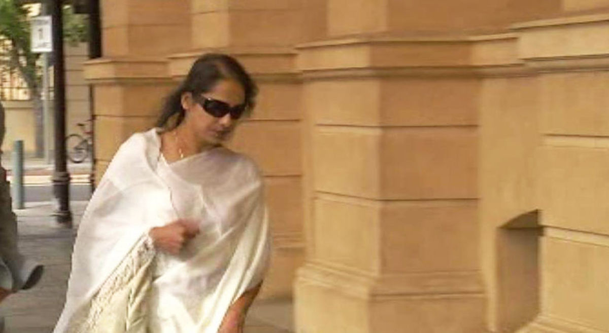 Η Ρατζίνι Ναραγιαν φτάνει στο δικαστήριο.