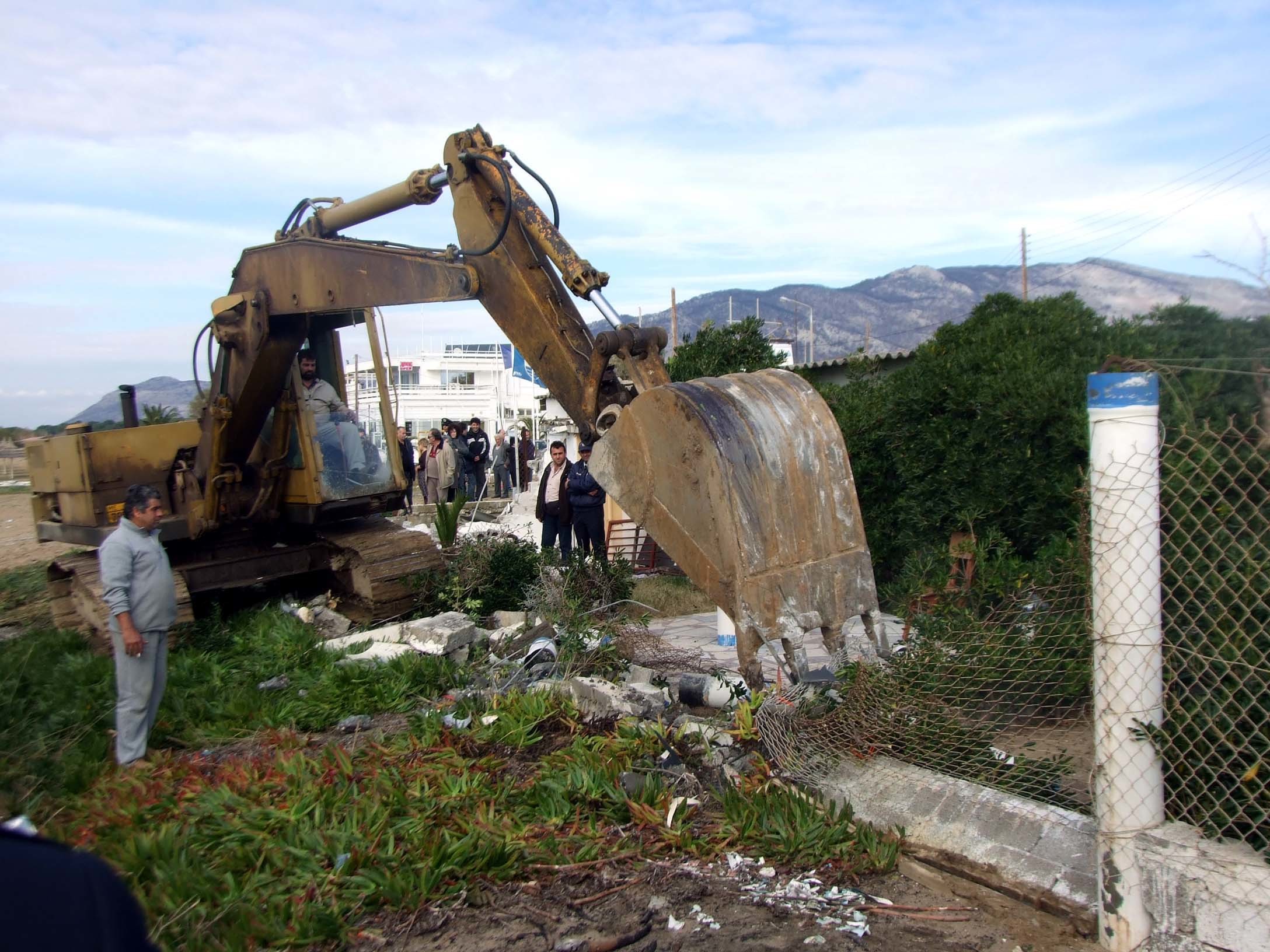 Παγώνουν οι κατεδαφίσεις αυθαιρέτων μέχρι τις εκλογές