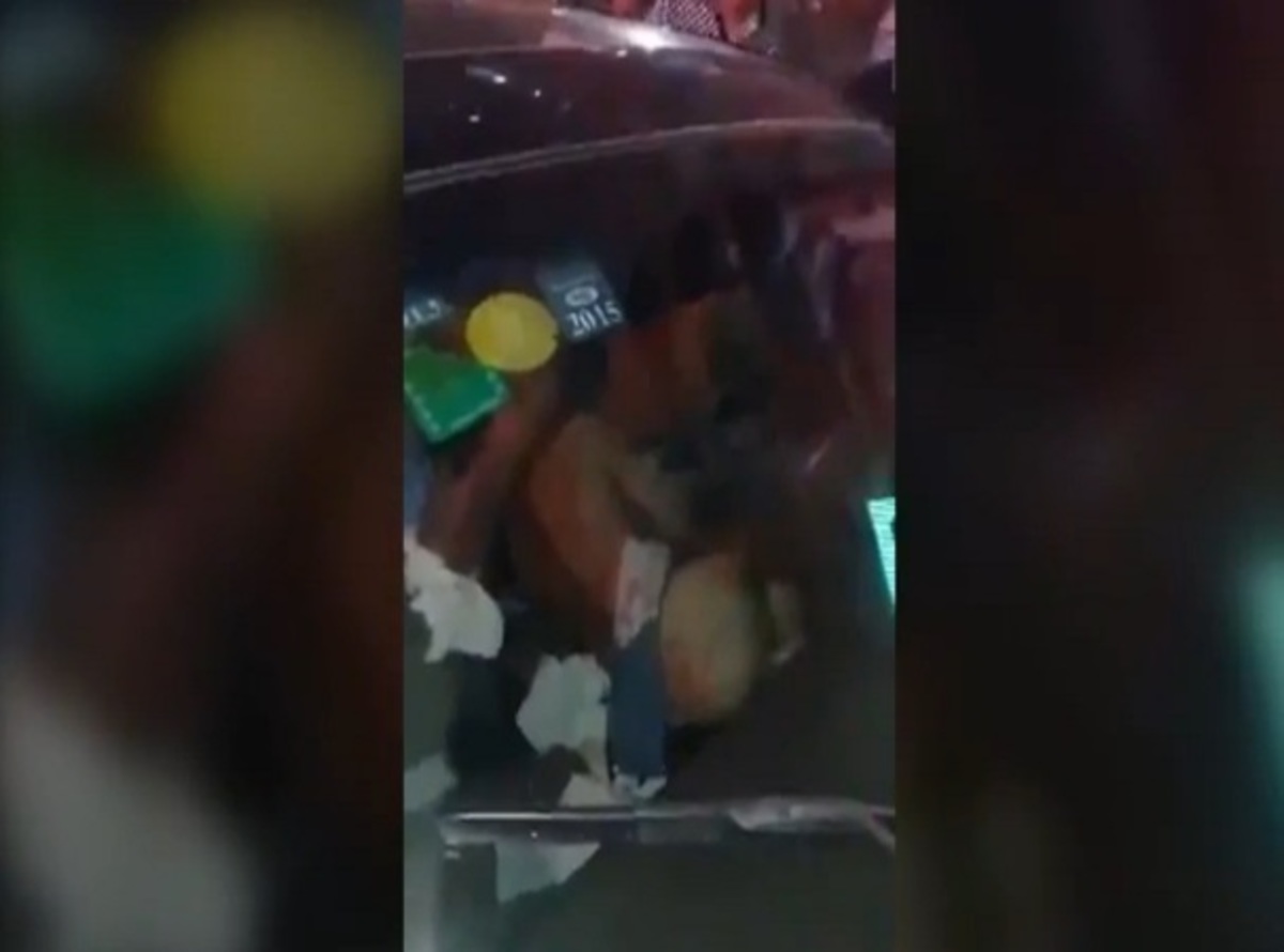 Έδειρε και έγδυσε την ερωμένη του συζύγου της στη μέση του δρόμου! [vid]