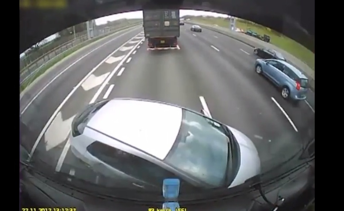 Απίστευτη σύγκρουση φορτηγού με αυτοκίνητο! (video)