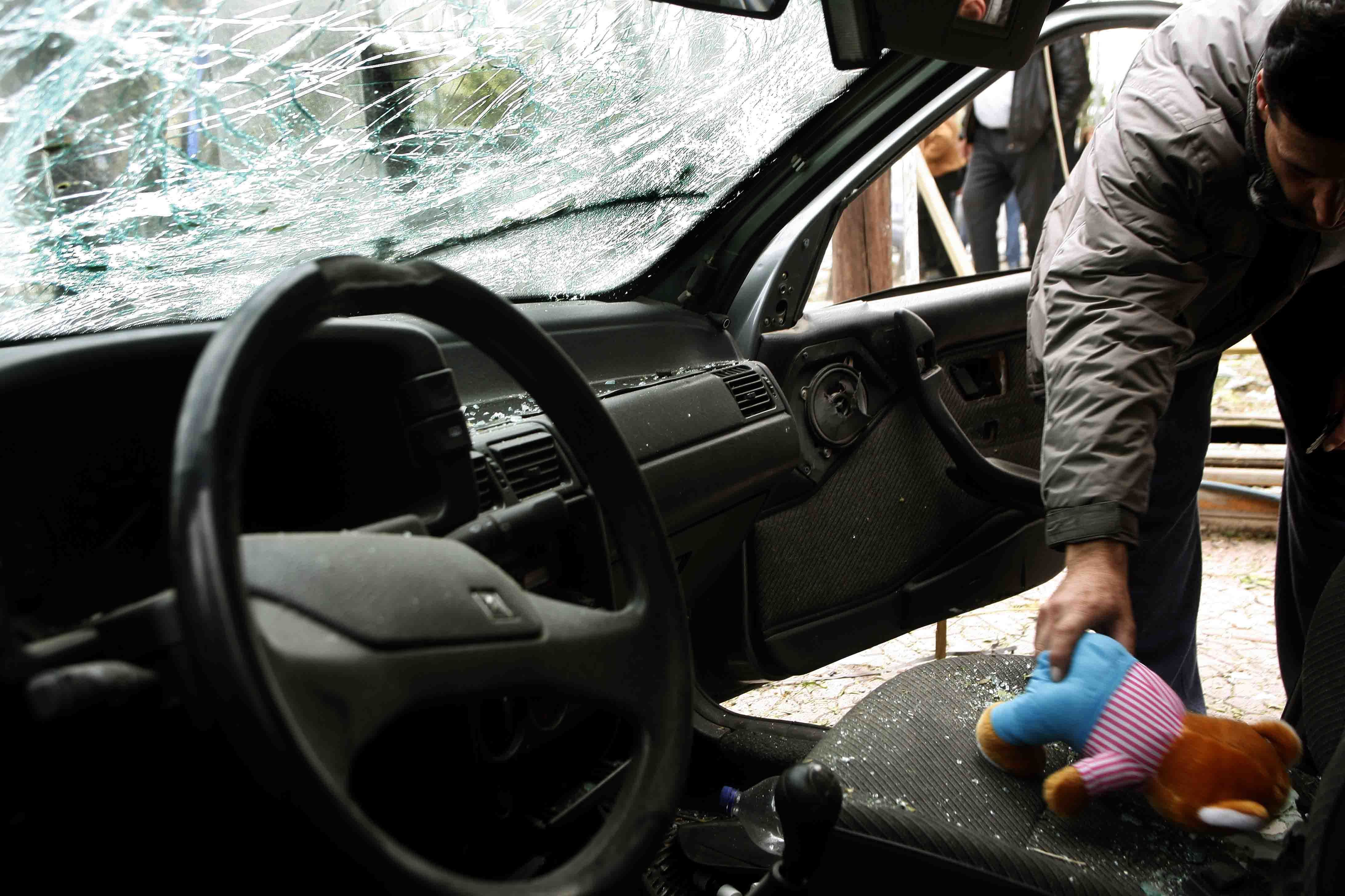 Πέταξαν σκαμπό από καφετέρια σε αυτοκίνητο του ΣΥΡΙΖΑ