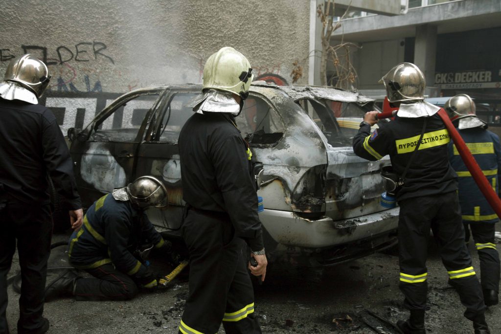 Οι πυροσβέστες έσβησαν τη φωτιά πριν εξαπλωθεί - ΦΩΤΟ EUROKINISSI