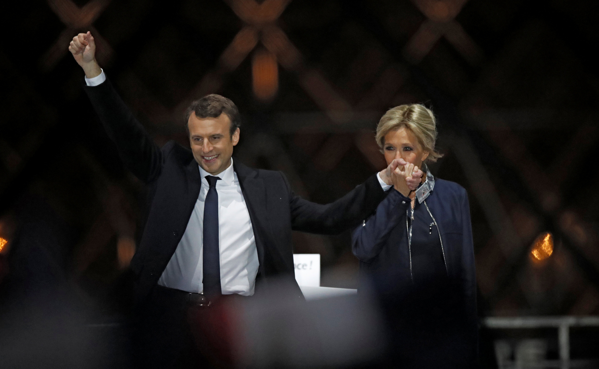 Γαλλικές εκλογές – Υπό τους ήχους του ύμνου της Ευρώπης ο πρόεδρος Μακρόν στο Λούβρο – “Μπριζίτ, Μπριζίτ” φώναζε το πλήθος!