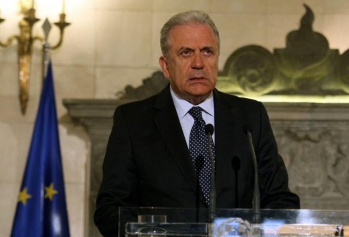 O Αβραμόπουλος παρουσίασε τα 10 μέτρα για τη Μετανάστευση