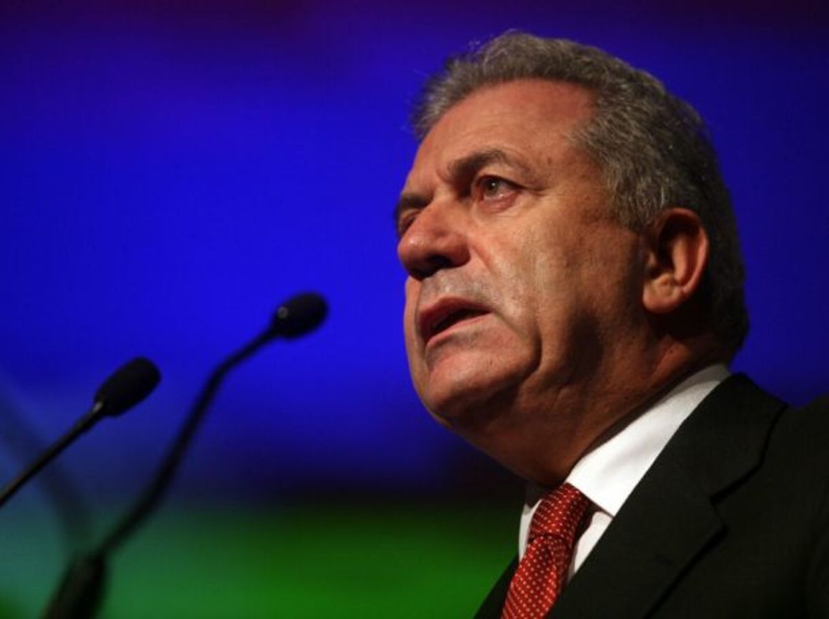 Αβραμόπουλος: “Η Ελλάδα παραμένει όρθια και υπερήφανη” – Τι είπε για τις ένοπλες δυνάμεις