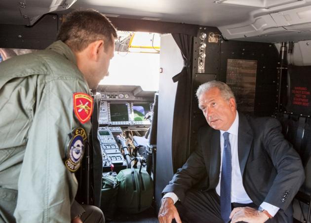 Ο Αβραμόπουλος σε ελικόπτερο NH 90