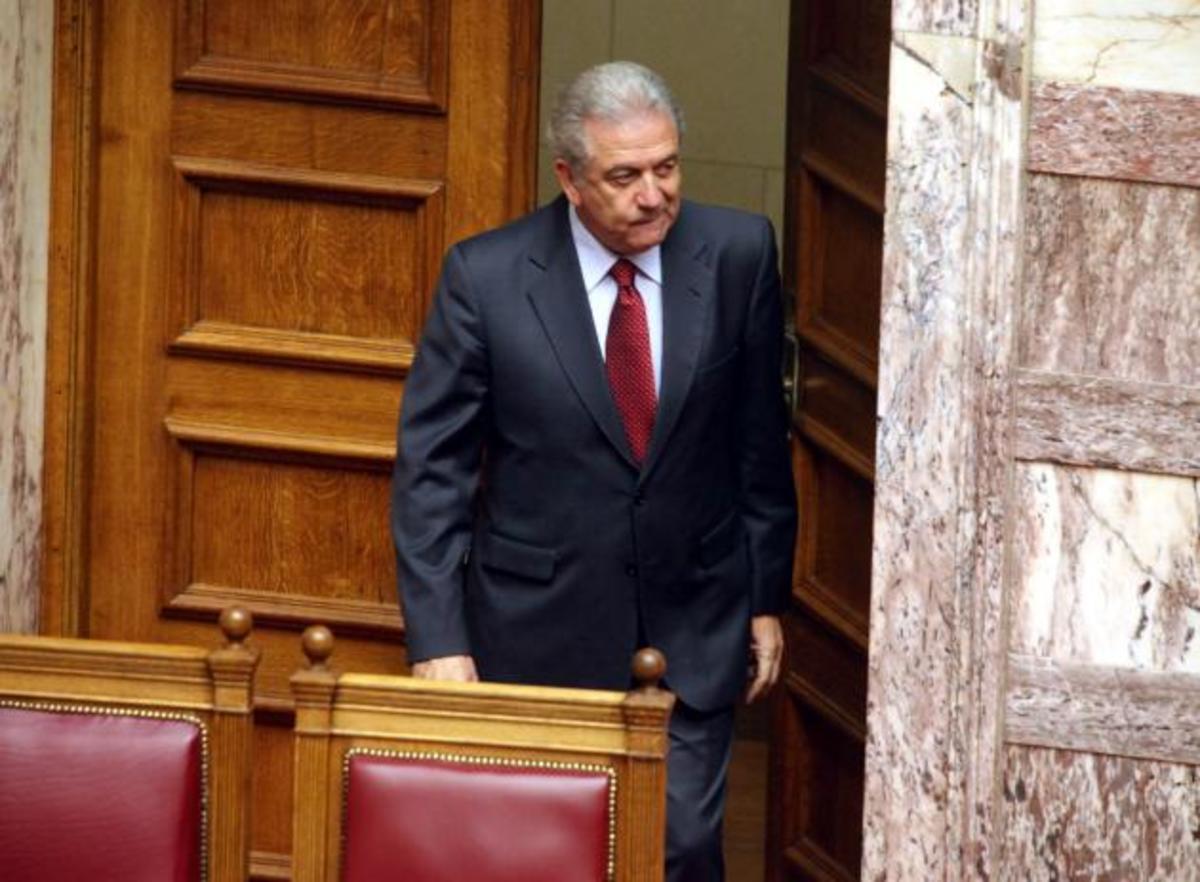 Το “κόκκινο χαλί” είναι πια ναρκοπέδιο – Η επιστροφή Αβραμόπουλου στο ΥΠΕΘΑ της έντασης