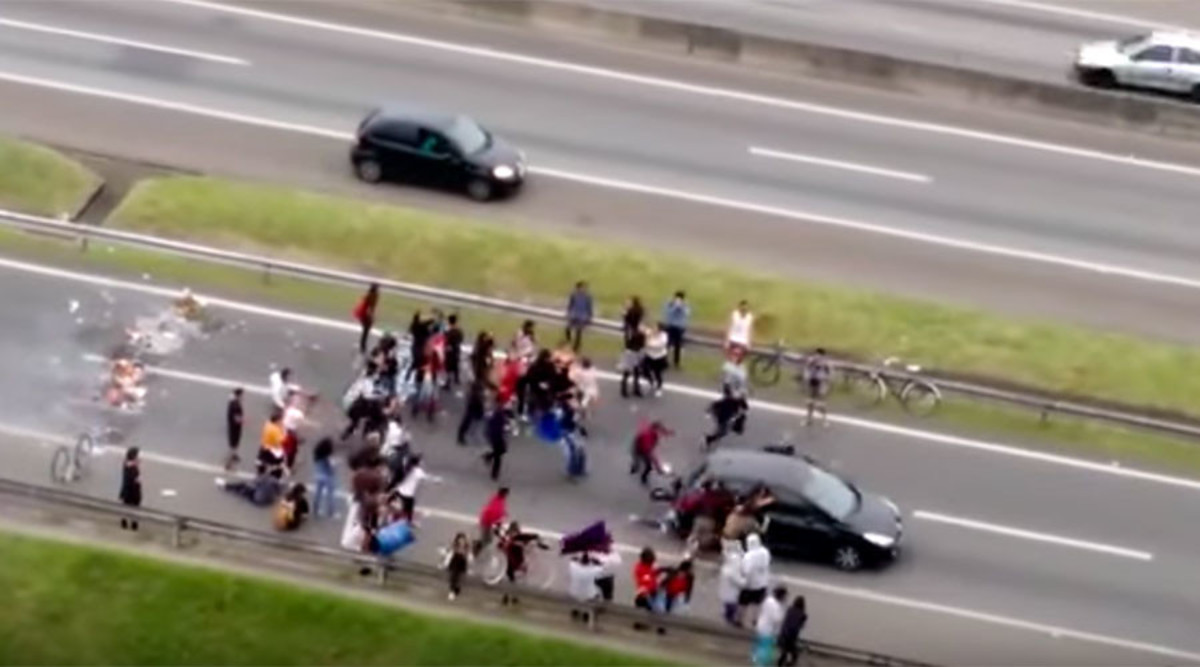 Βίντεο – σοκ από τη Βραζιλία: Αυτοκίνητο παρασύρει αντικυβερνητικούς διαδηλωτές [Σκληρές Εικόνες]