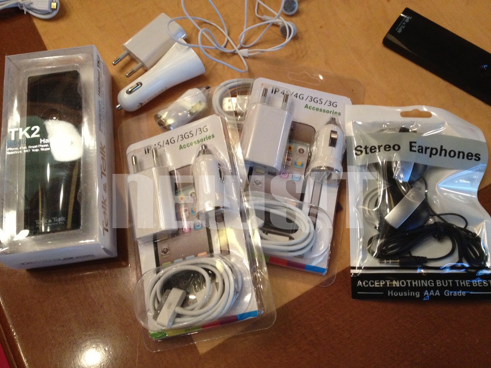 ΠΡΩΤΟΦΑΝΕΣ – Κατασχέθηκαν μαϊμού κινητά και αξεσουάρ για iPhone