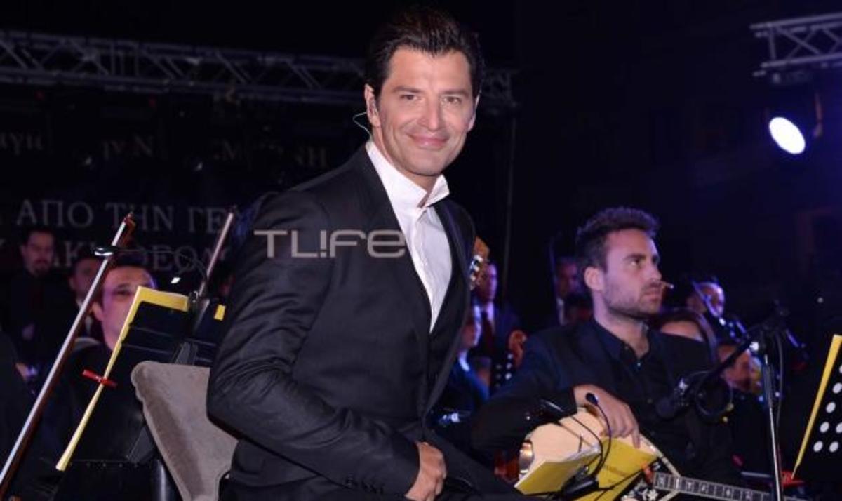 Σάκης Ρουβάς: “Το ευχαριστώ του” στις χιλιάδες κόσμου που πήγαν στη συναυλία! Φωτογραφίες από τη βραδιά