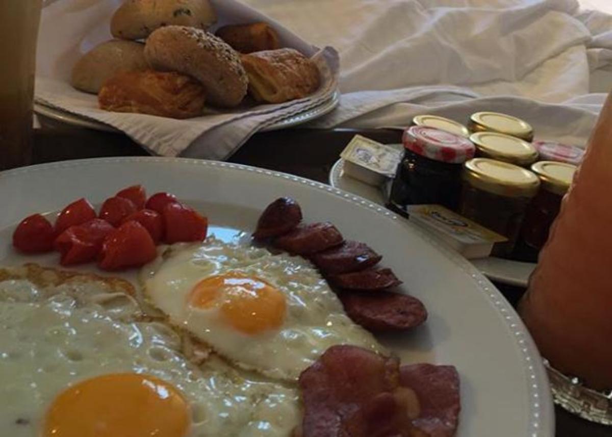 Ποιος γνωστός ηθοποιός απόλαυσε αυτό το πλουσιοπάροχο πρωινό στο κρεβάτι;