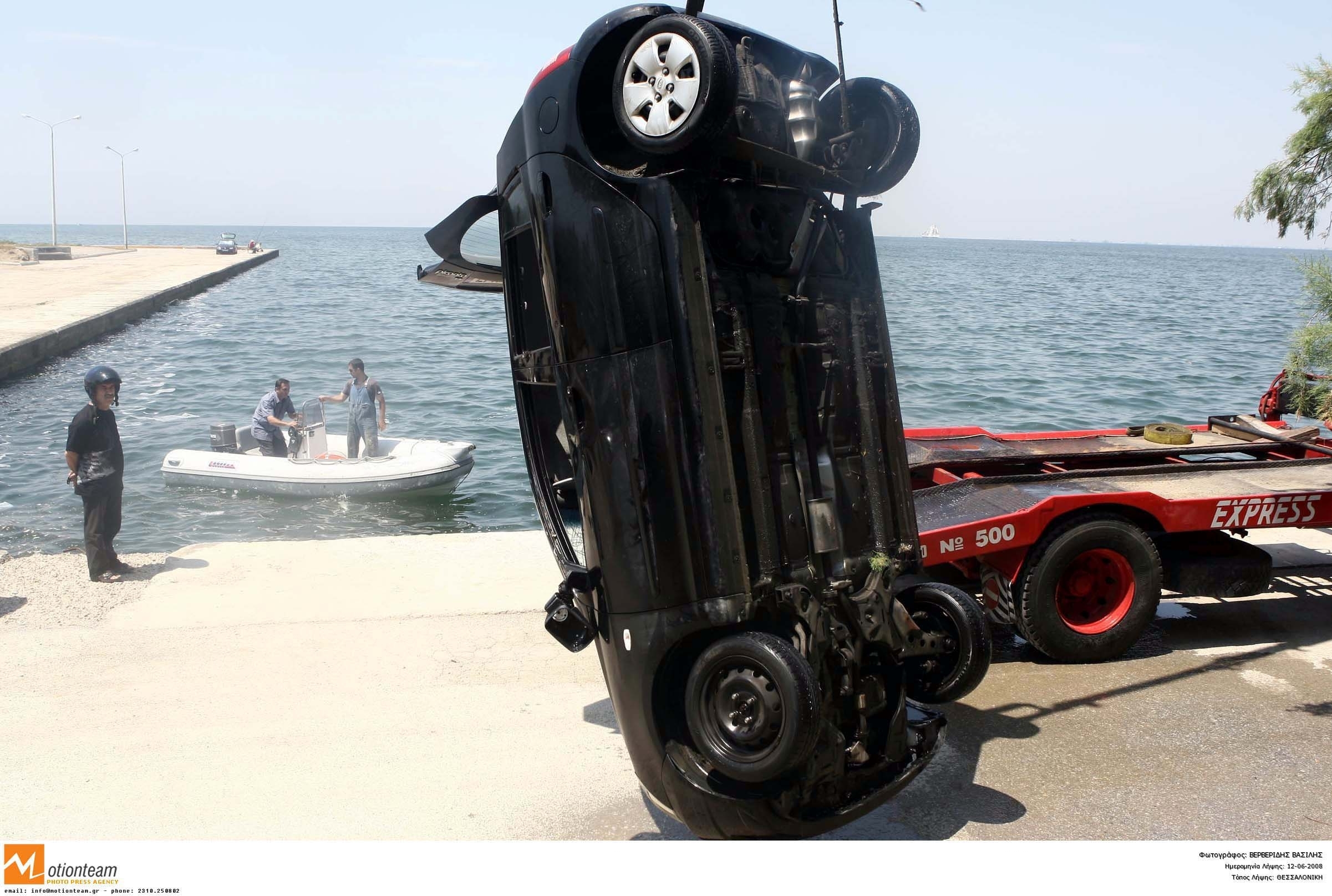 Χαλκιδική: Στη θάλασσα αυτοκίνητο με τρεις επιβάτες