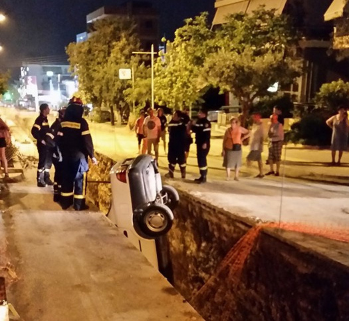 Απίστευτο! Αυτοκίνητο έπεσε σε τάφρο στην Ηλιούπολη! ΦΩΤΟ
