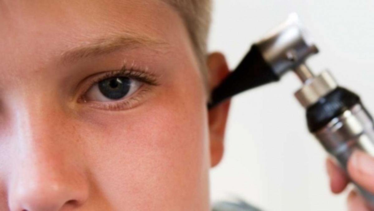 Πόνος στο αυτί: Πότε εξελίσσεται σε ωτίτιδα – Όλα τα πρώιμα συμπτώματα