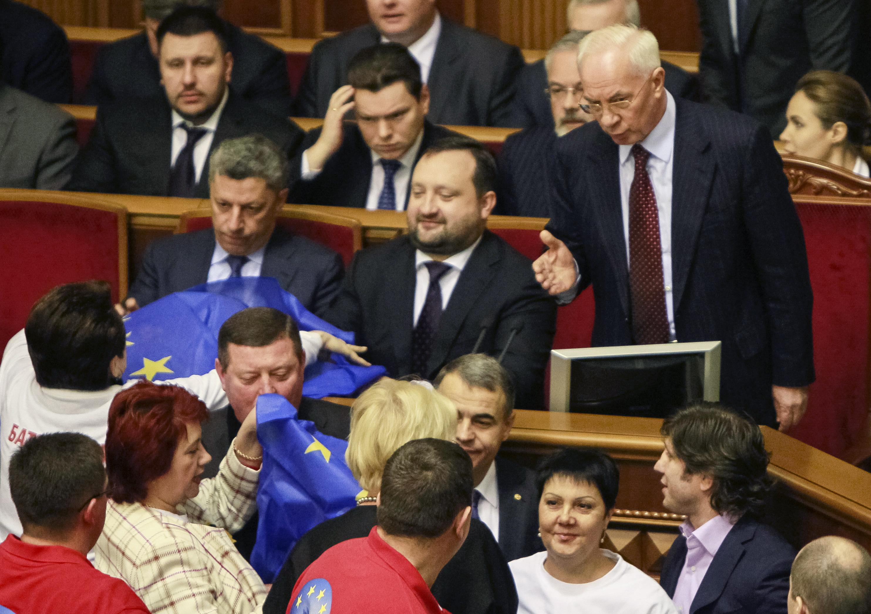 Ουκρανία: Ο πρωθυπουργός υπέρ της αναστολής της προετοιμασίας για τη συμφωνία σύνδεσης με την ΕΕ