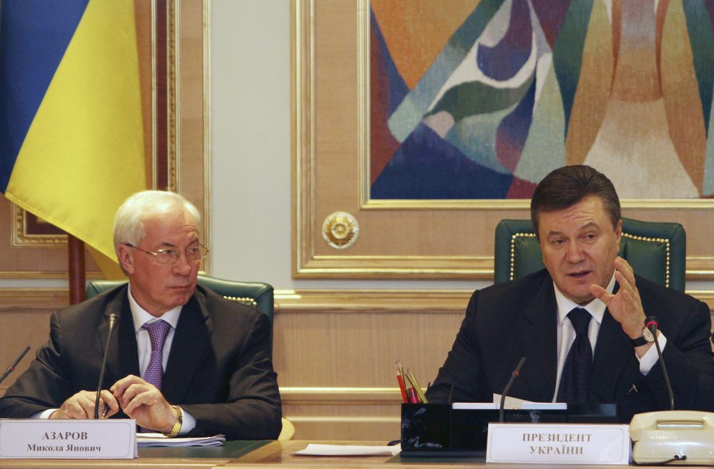 Ο Μίκολα Αζάροφ (αριστέρα) με τον Βίκτορ Γιανούκοβιτς - ΦΩΤΟ REUTERS