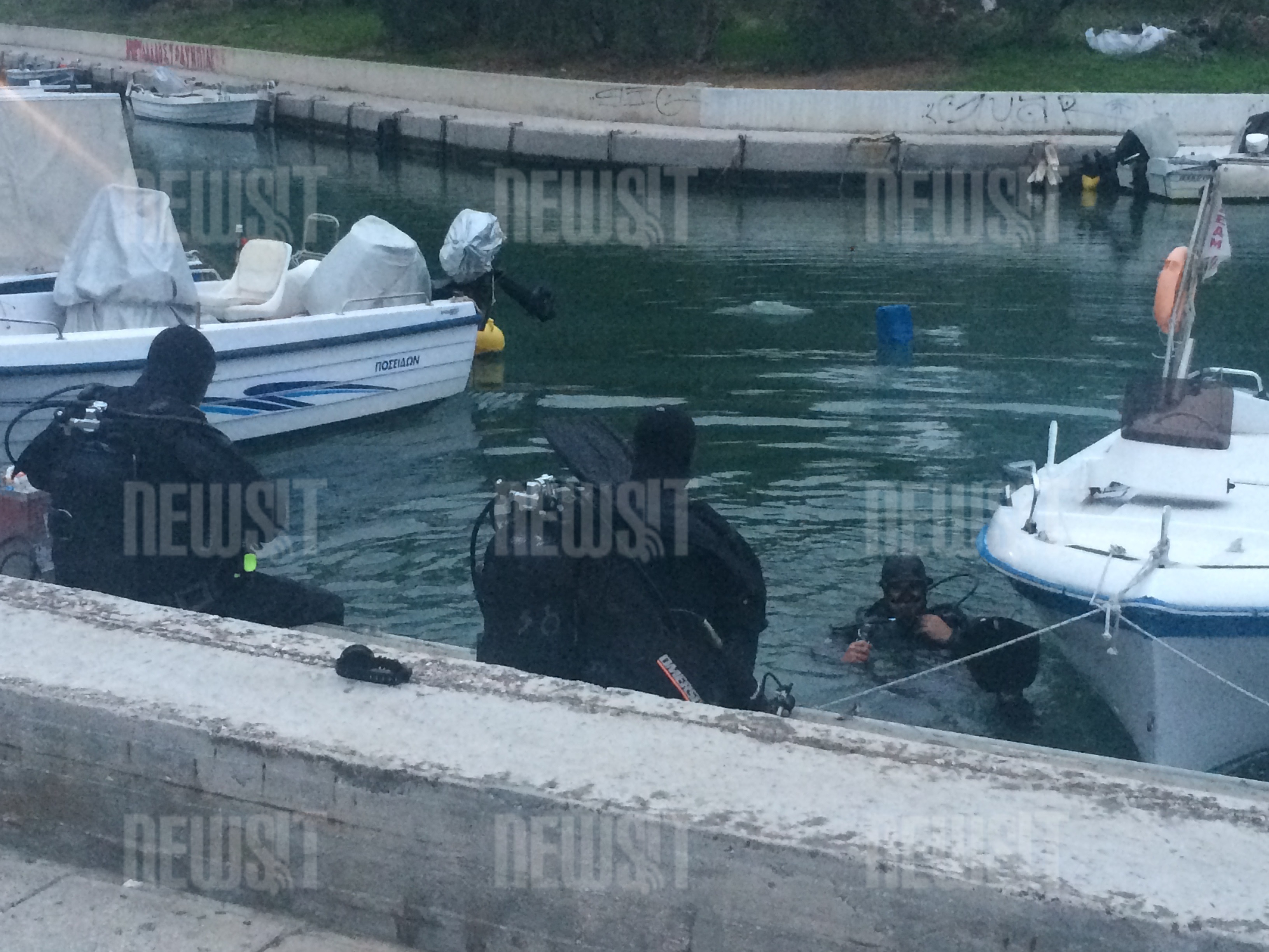 Βατραχάνθρωποι ψάχνουν το καλάσνικοφ του Αλβανού στο Μικρολίμανο (ΦΩΤΟ)