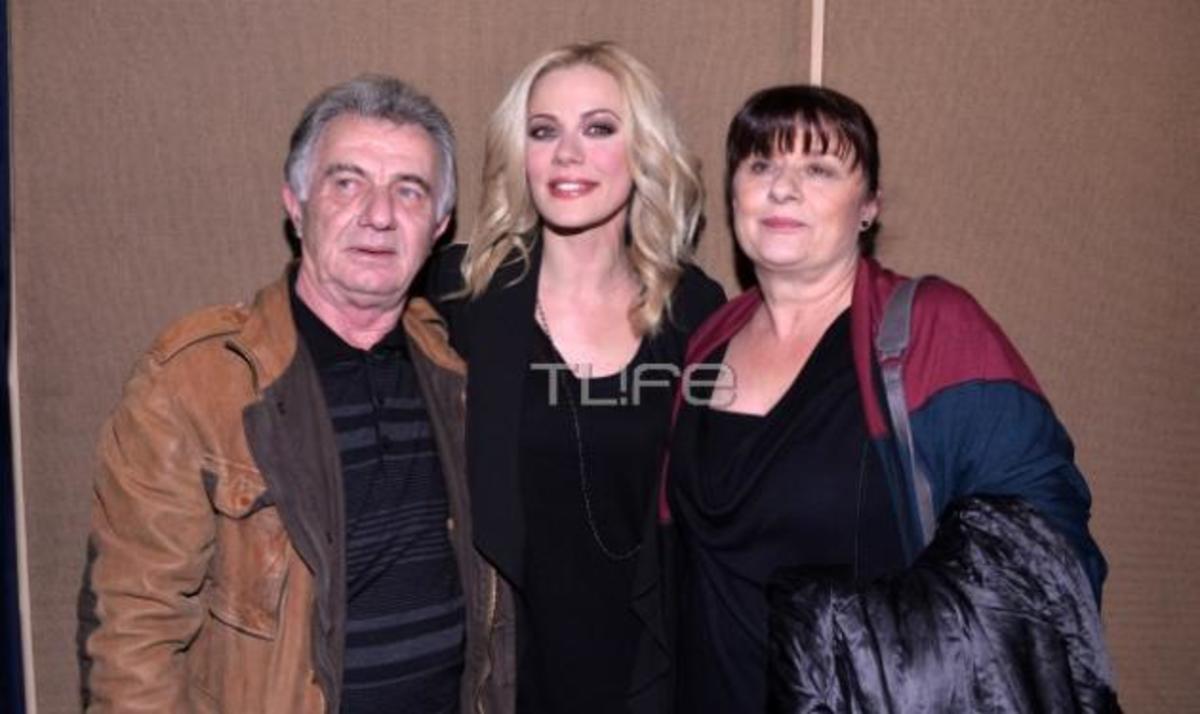 Ζέτα Μακρυπούλια: Ποζάρει αγκαλιά με τους γονείς της!