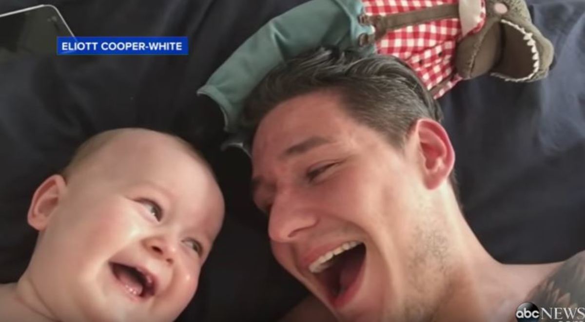 Το τρυφερό βίντεο της ημέρας! Μπαμπάς και μωρό ξεκαρδίζονται στα γέλια [vid]