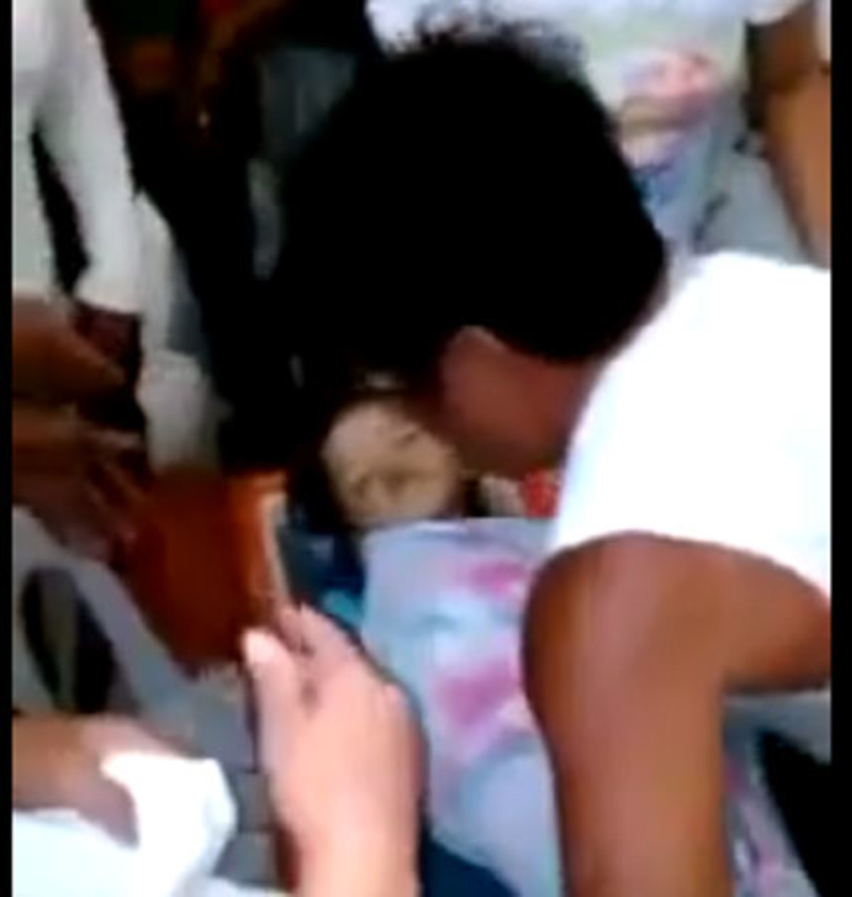 Απίστευτο Βίντεο! Κοριτσάκι τριών χρονών “αναστήθηκε” την ώρα της κηδείας του!