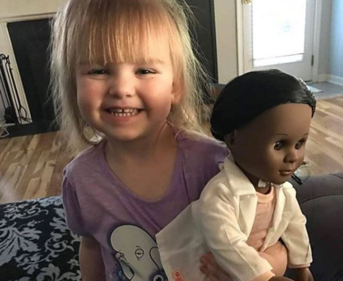 Η ταμίας είπε στο κοριτσάκι ότι η κούκλα δεν της μοιάζει! Η απάντησή της την καθήλωσε!