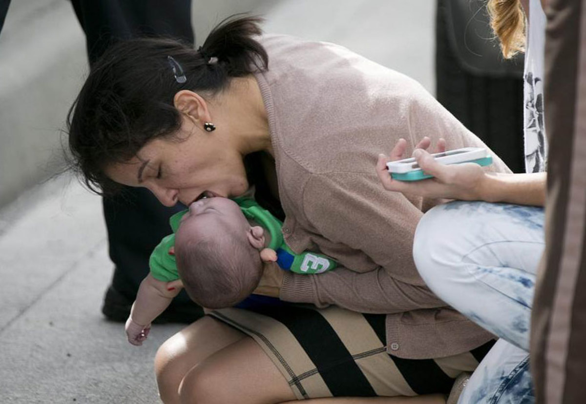 Φιλί ζωής σε ένα μωρό που σταμάτησε ν’ αναπνέει! ΣΥΓΚΛΟΝΙΣΤΙΚΕΣ ΦΩΤΟ