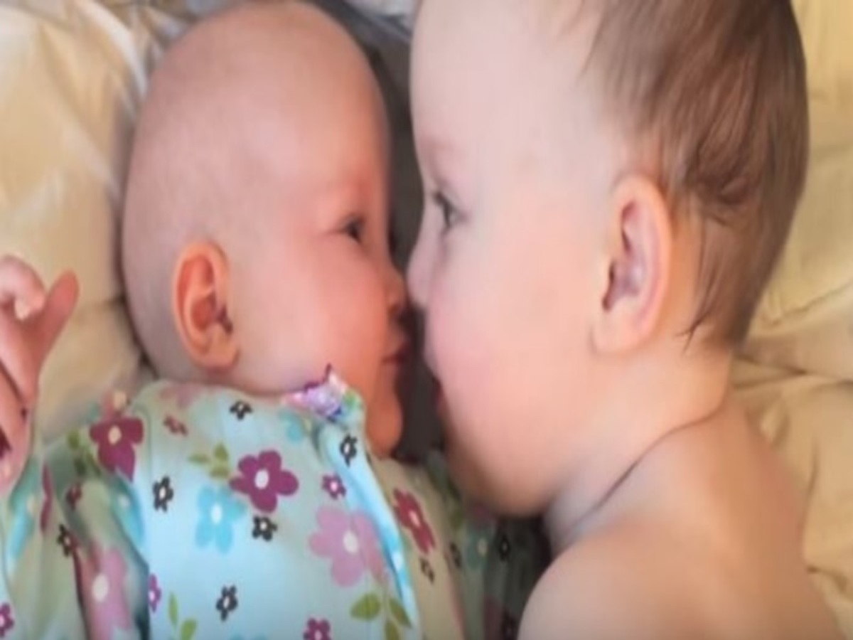 Δείτε τι κάνει ένα μωράκι για να σταματήσει το κλάμα της μικρής αδερφής του! [vid]